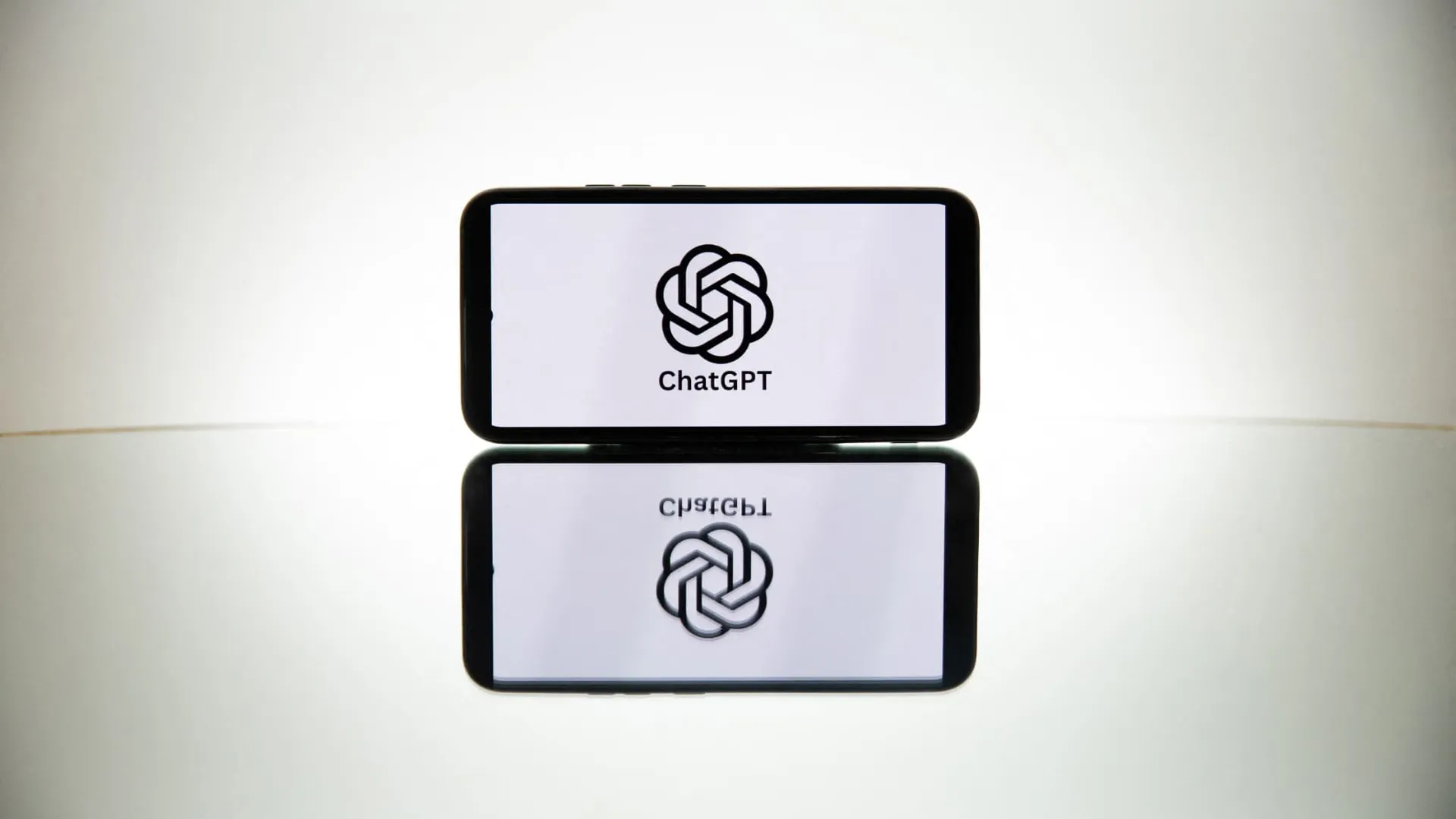 OpenAI apresenta GPT-5.2 em resposta ao Gemini 3 do Google e intensifica concorrência